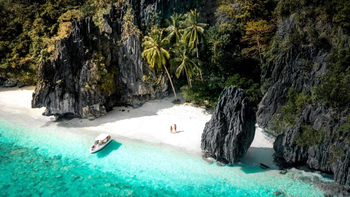 Island hopping in El Nido