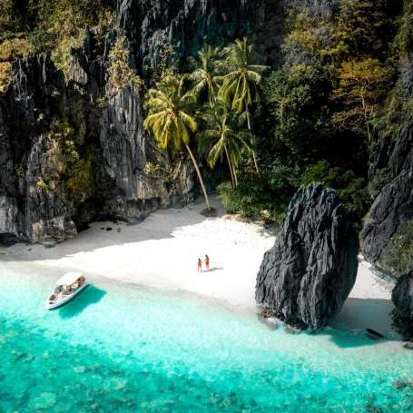 Island hopping in El Nido